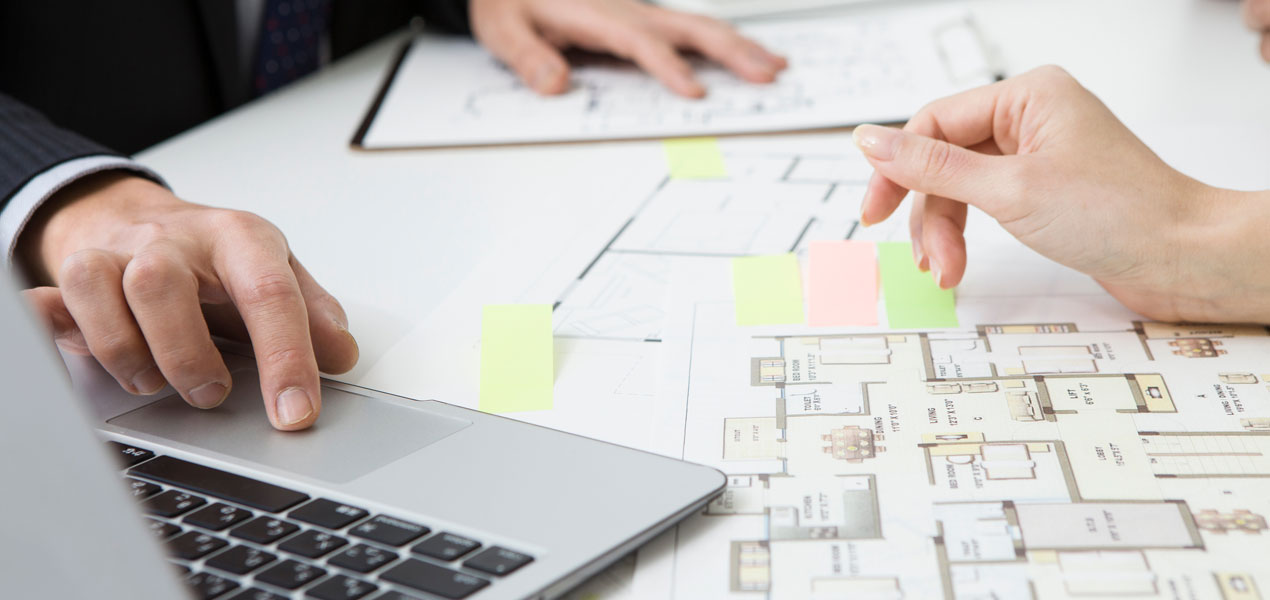 Foto: persone al lavoro su una scrivania