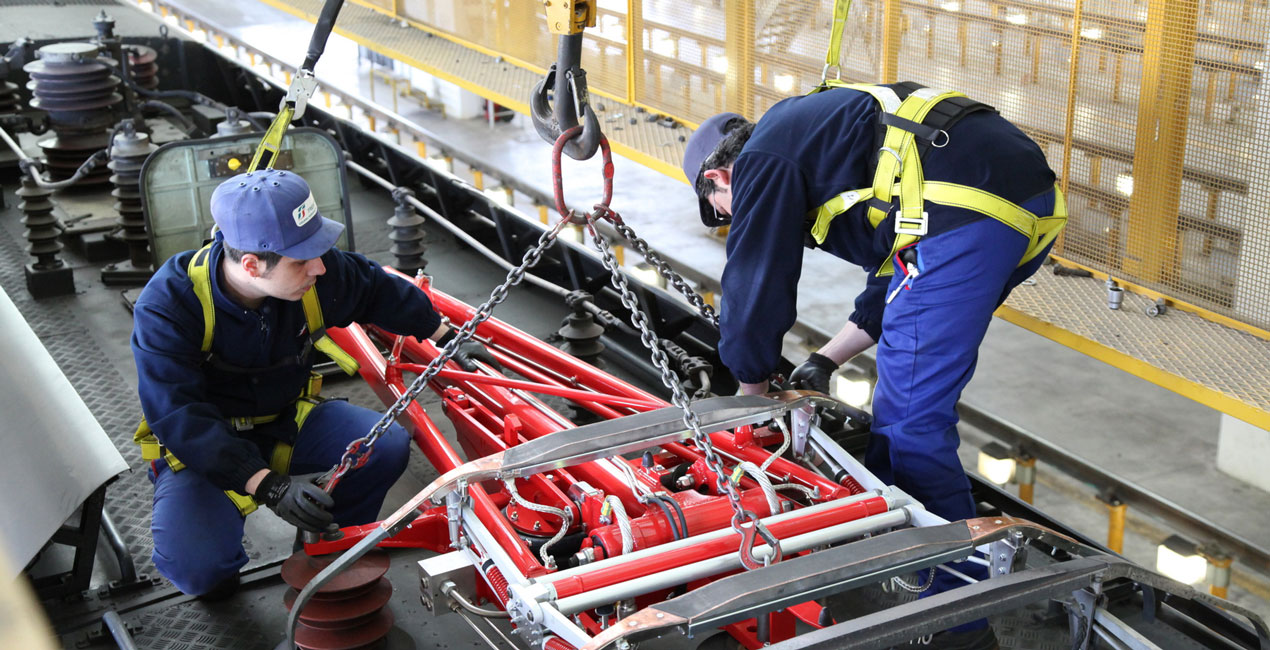 Foto: operai durante manutenzione treno